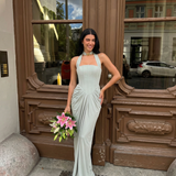 Amélie | Robe maxi sculptante à col halter et détail doré élégant