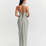 Amélie | Robe maxi sculptante à col halter et détail doré élégant