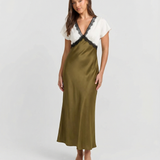 Victoire | Robe Maxi Élégante en Satin Vert et Dentelle