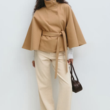 Laurence | Cape femme élégante avec ceinture et col haut