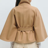 Laurence | Cape femme élégante avec ceinture et col haut