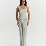 Amélie | Robe maxi sculptante à col halter et détail doré élégant
