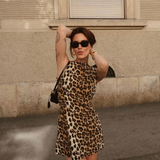 Avelyne | Robe mini sans manches à imprimé léopard col montant chic