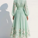 Clara | Robe midi femme plissée à col V et coupe évasée