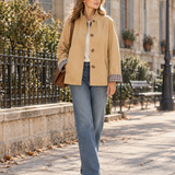 Léa | Trench court femme à col à volants et poignets à carreaux