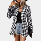 Victoire | Blazer à carreaux femme coupe cintrée élégante noir et blanc