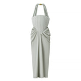 Amélie | Robe maxi sculptante à col halter et détail doré élégant