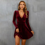 Kassiane | Robe en velours rouge évasée avec décolleté en V
