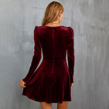 Kassiane | Robe en velours rouge évasée avec décolleté en V