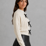 Suzanne | Cardigan femme en maille câble à nouer et manches longues