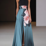 Éléa | Robe longue évasée sans manches à imprimé floral et fente subtile
