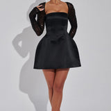 Robe Mini en Satin avec Manches Longues Ornées et Décolleté Carré