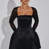 Robe Mini en Satin avec Manches Longues Ornées et Décolleté Carré
