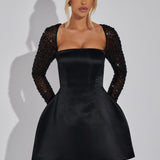 Robe Mini en Satin avec Manches Longues Ornées et Décolleté Carré