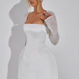 Robe Mini en Satin avec Manches Longues Ornées et Décolleté Carré